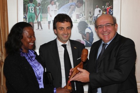 Nella foto la consegna del premio a Massimo Matteucci da parte del Console Onorario Simone Santi e dell'Ambasciatrice mozambicana in Italia 