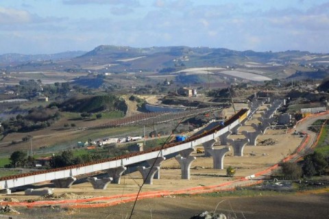 il viadotto Serra Cazzola in costruzione nel primo lotto
